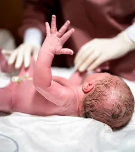 Qu'est-ce que le réflexe de Moro, ce geste d'autoprotection du nourrisson ?